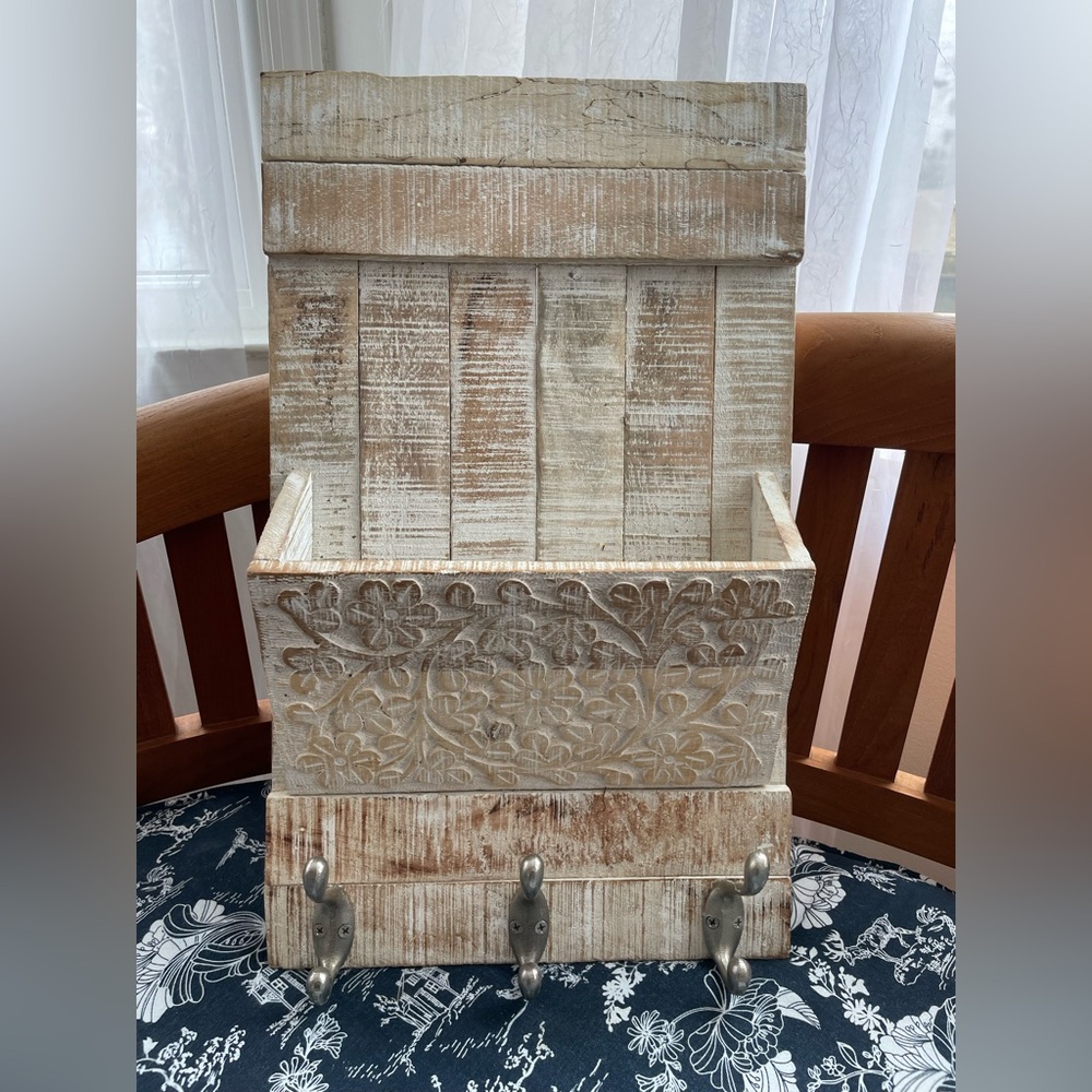Rustic Floral Wooden Wall Organizer with 3 Hooks